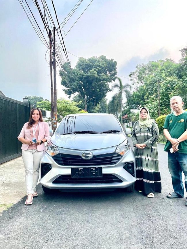 Foto Penyerahan Unit Sales Mobil Daihatsu Arum (8)